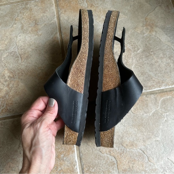 Birkenstock Gizeh Big Buckle Oiled Leather Sandal - Picture 7 of 8